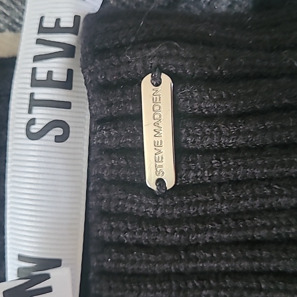 Steve Madden Cozy Hat & Scarf Set - Picture 2 of 4